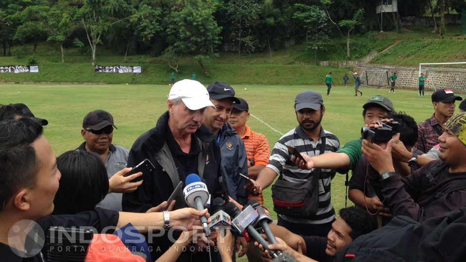Pelatih Timnas Indonesia, Alfred Riedl menemui wartawan setelah sesi latihan. Copyright: &copy; Tengku Sufianto/INDOSPORT